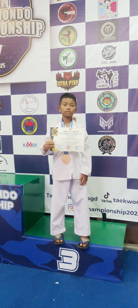Fauzan Raih Juara 3 Kyorugi di Kejuaraan UIN Taekwondo Championship 7